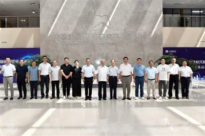 Voorzitter Zeng Fanchang van de subcommissie Aerospace Material Forming Techn...